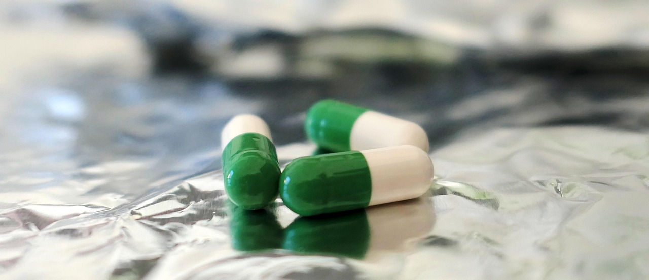 découvrez l'importance de l'adhérence aux antibiotiques pour garantir l'efficacité du traitement et prévenir la résistance bactérienne.
